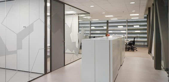 enkelglas systeemwand met hoge geluidisolatie