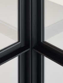 Hoekdetail glassysteemwand met gietijzer look
