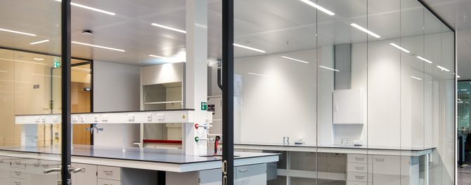 Enkelglas systeemwanden bij Plus Ultra Leiden