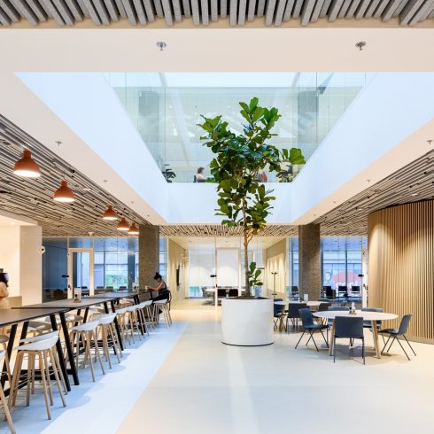 Atrium met doorvalveilig glas.