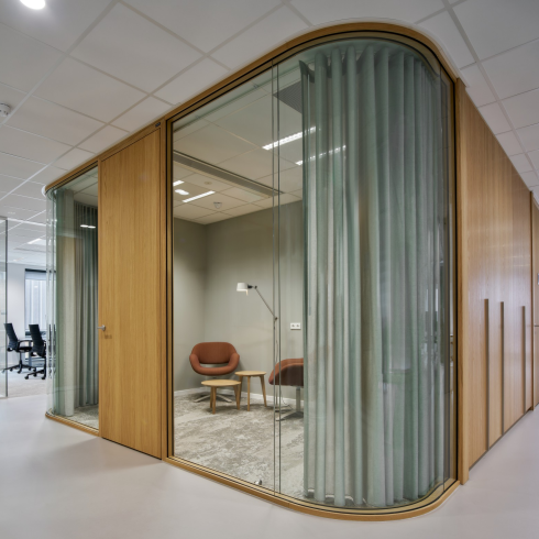 iQwoods the office Den Bosch het dubbelglaswandsysteem iQ WOOD is toegepast om een warme, rustige en stijlvolle werkomgeving te creëren