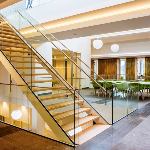 Glazen balustrade op een verdieping