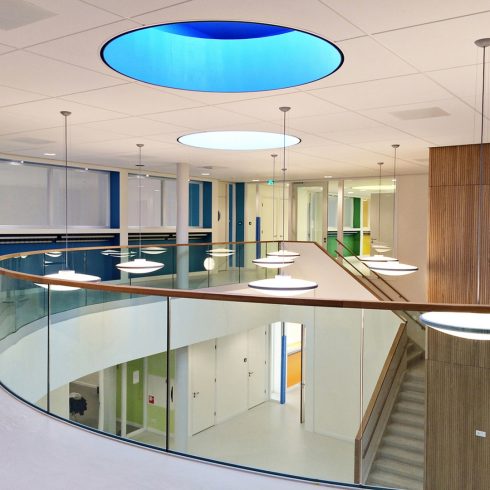 Rondlopende balustrade van glas